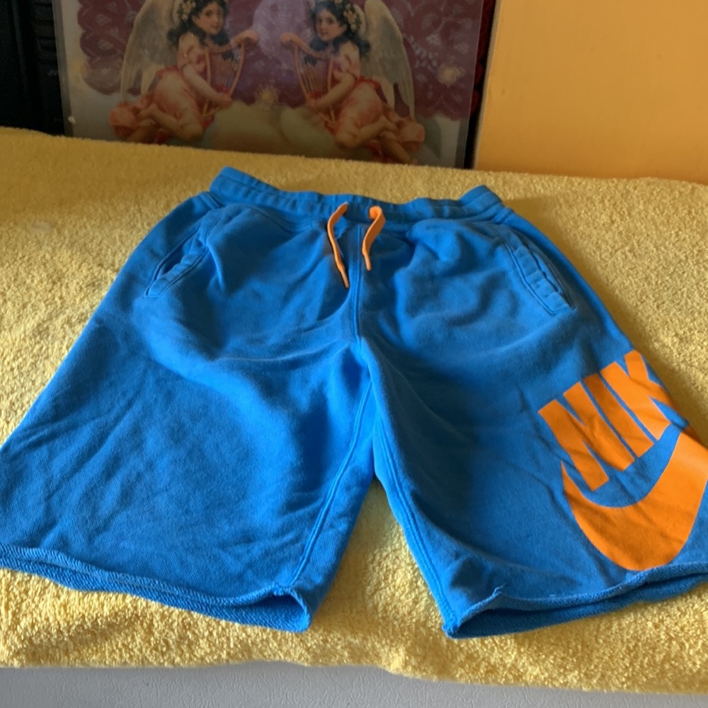 Nikes Short - Picture 4 of 4